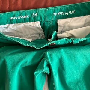 GAP BROKEN IN KHAKIS